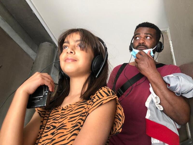 Femme utilisant un casque VR